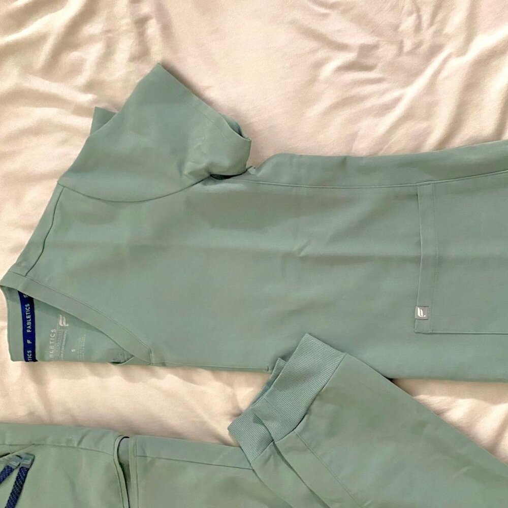 Fabletics Scrub Set- St - image 2